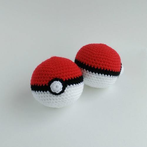 Free Pokeball Crochet Amigurumi Pattern - Pokéball Crochet Tutorial - Little Bear Crochets