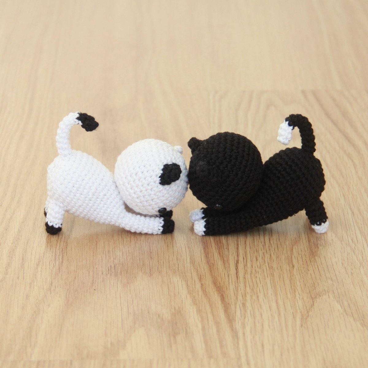 Free Playing Cats Crochet Amigurumi Pattern Featured Image