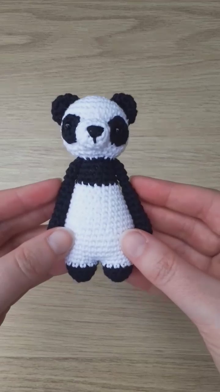 
                  
                    Charger et lire la vidéo dans la visionneuse de la Galerie, Mini Panda PDF Modèle au Crochet pour Amigurumi
                  
                